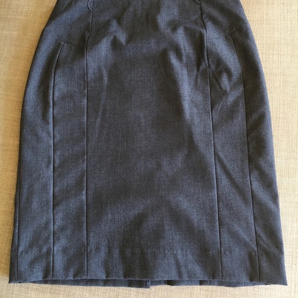 H&M grey fitted skirt suit. Size 4 jacket size 6 skirt. - Picture 4 of 7